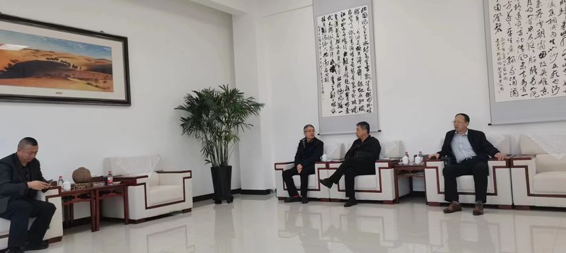 公司與哈密市政府領(lǐng)導(dǎo)洽談公司新疆發(fā)展思路，加大助力新疆能源發(fā)展！